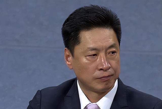 同时，电影曝光;离别曲版海报，男主角深情演奏大提琴，身后的浓云向天空延伸，恰成为逝者身边萦绕的风景，整幅画面如油画般，流露出治愈人心的美好力量